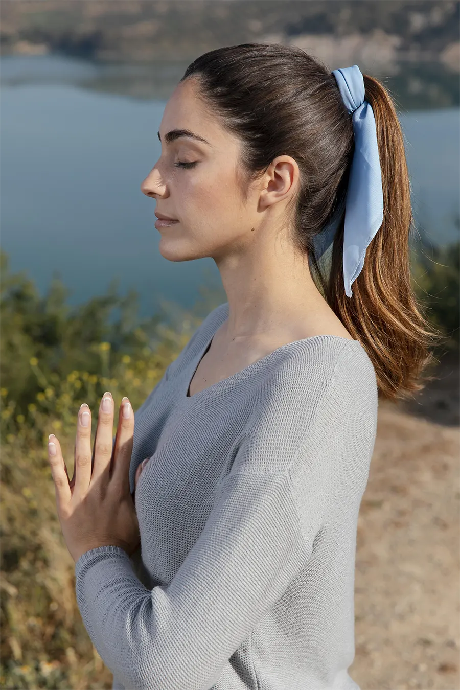Mujer de lado meditando con naturaleza